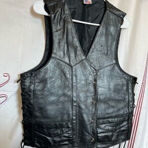 Full leather Vest 
2 front pockets Adjustable t pockets 
Lined withh inner pckt